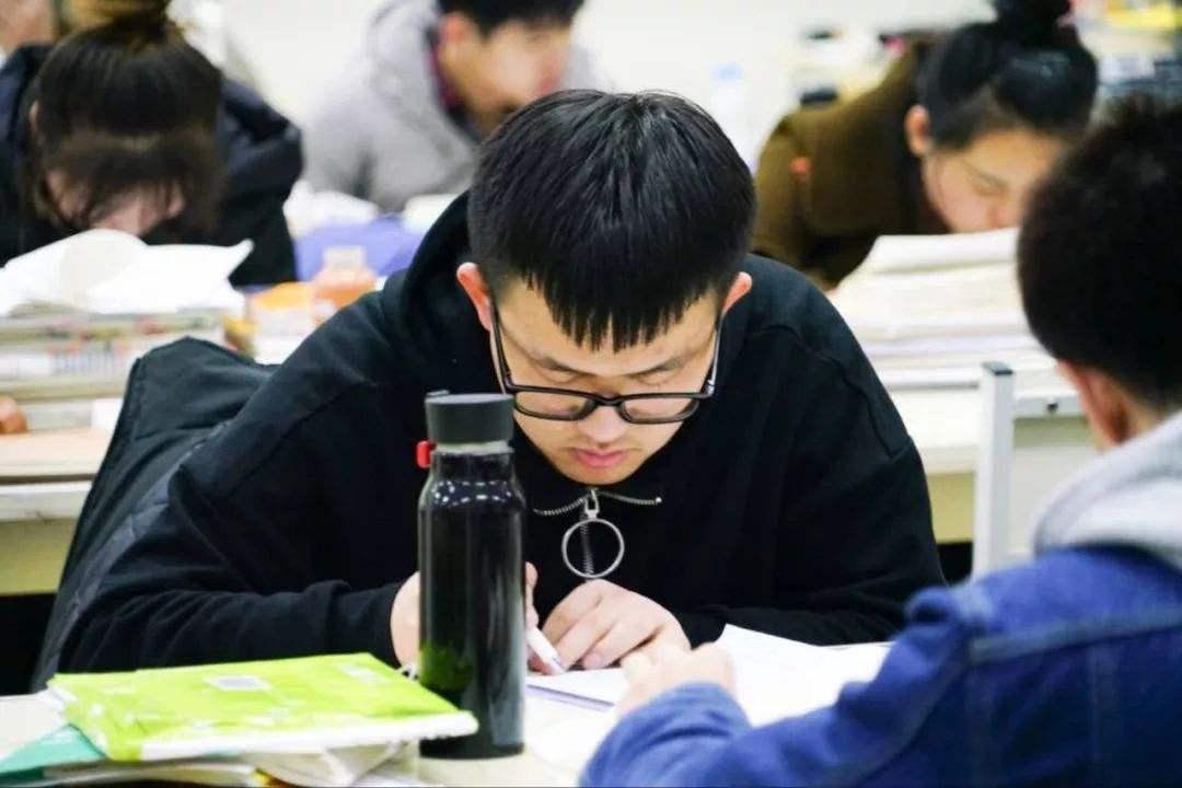 高中开学时间最早通知全面解读，新学年启程在即，你准备好了吗？