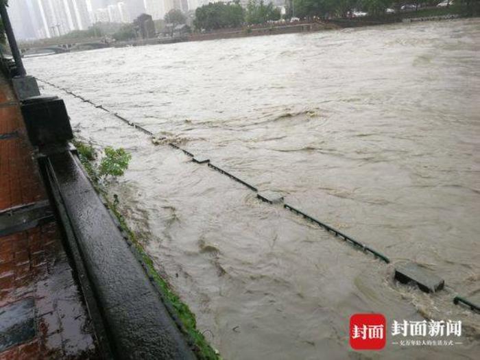 成都暴雨突袭，城市应对大水考验的首波消息