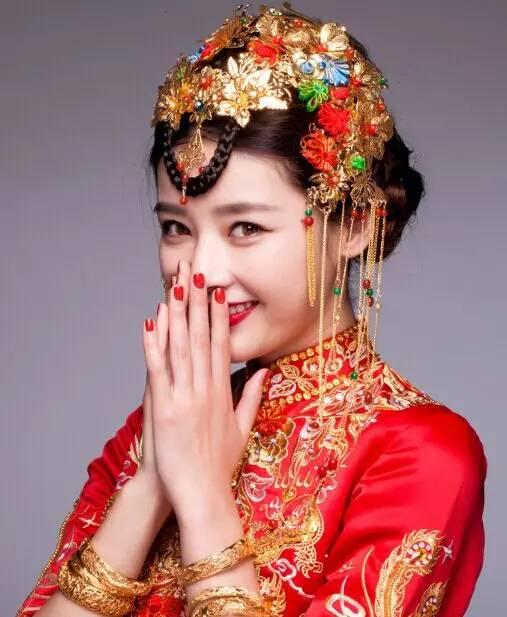 传统与现代交融之美，新娘造型秀禾展现独特魅力