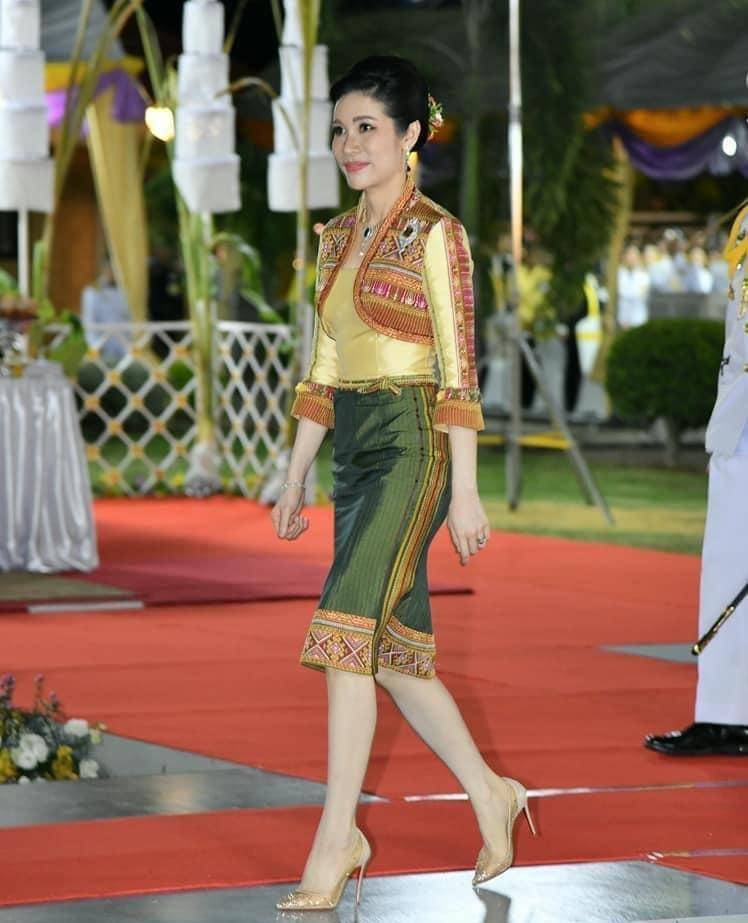 诗妮娜早期造型揭秘，古代泰国美丽与时尚的交融探索