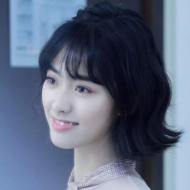 沈月早期发型，时尚潮流的起点与启示