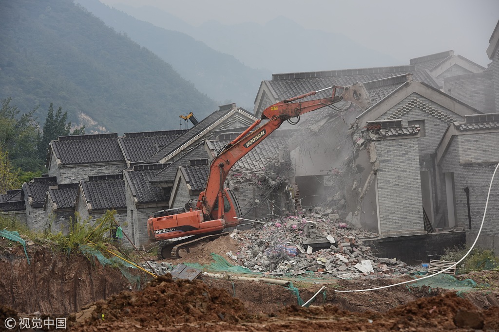 以2018年为背景，拆违建最早消息的文章分析